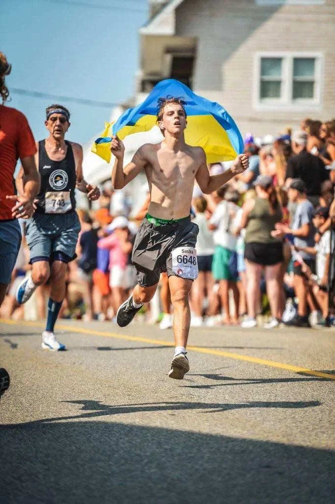 Runner waving the Ukrainian flag during the race
